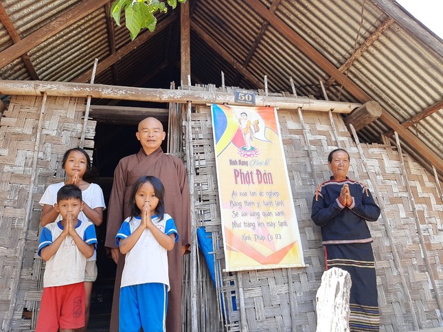 ĐĐ.Thích Nhuận Độ đem Phật vào buôn làng trong dịp Khánh đản năm nay, Phật lịch 2564 - Ảnh: Quảng Trạch Anh 4.jpg