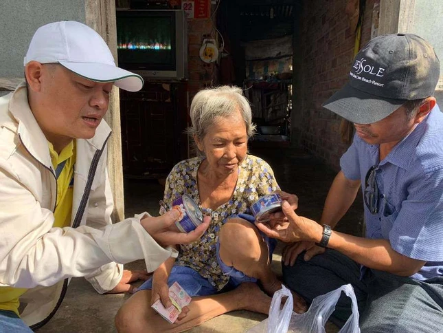 Thăm hỏi và tặng quà ngừoi nghèo xã Diên Xuân - DK.jpeg