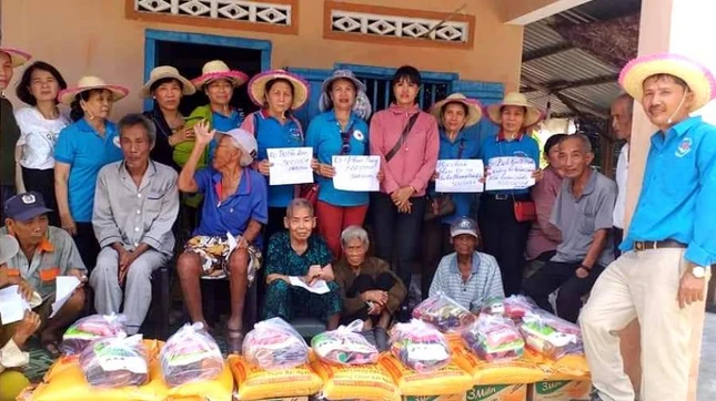 Trao quà đến người già nghèo, bệnh nhân phong cùi.jpg