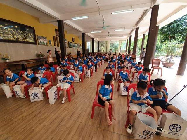 UBMTTQVN TP tặng quà tại cơ sở từ thiện chùa Bồ Đề ảnh 3 baotro 3.jpg