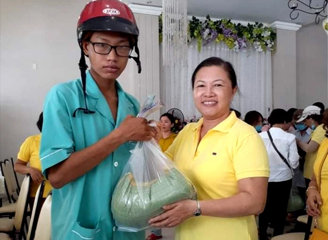 Đại diện Nhóm Khatoco trao quà cho người bệnh thận.jpg