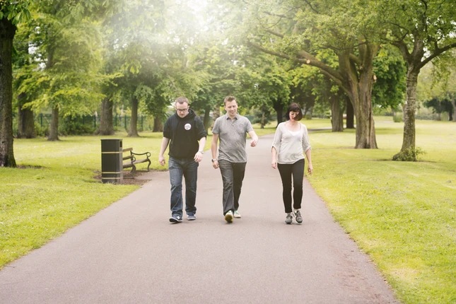 di bo trong cong vien.jpg