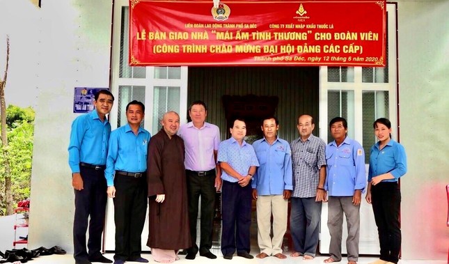 Bàn giao nhà, phẫu thuật mắt, tặng quà ảnh 2 Sadec.jpeg