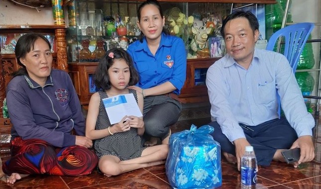 Trao qua va 500.000d cho chau Huyen.jpg