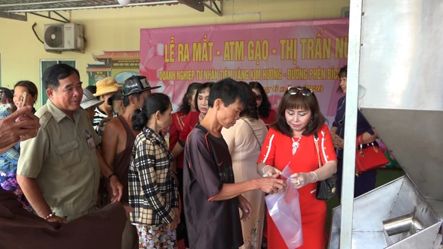 Bà con nghèo nhận gạo từ máy ATM tự động.jpg