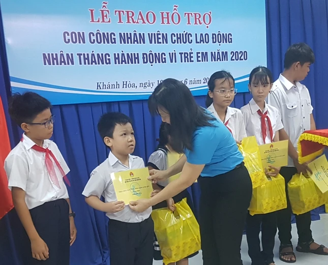 Trao hỗ trợ cho các cháu HS khó khăn.jpg