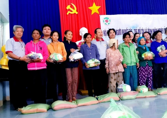 Tặng quà cho đồng bào dân tộc thiểu số khó khăn xã Khánh Hiệp 20.6.jpg