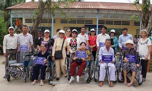 Chùa, nhóm từ thiện khởi công xây cầu, tặng quà ảnh 4 Trao tang xe lan.jpg