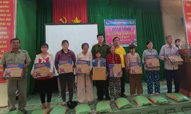 tang qua tai xa Tan Phuoc.jpg