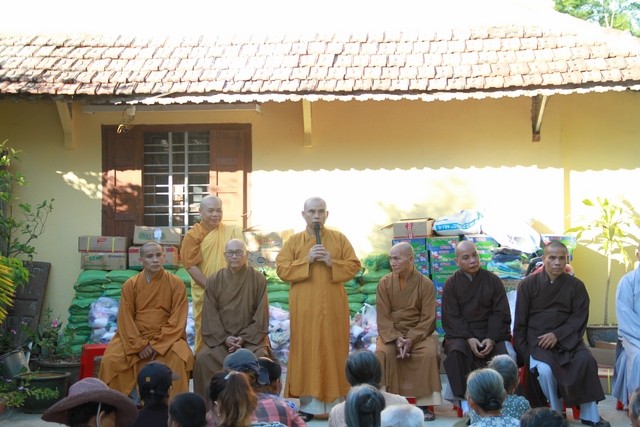 brvt-phai-doan-bts-tinh-phat-qua-cuu-tro-tai-phu-yen-250357-1.jpg