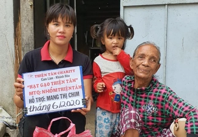 Trao hỗ trợ định kỳ hàng tháng cho hộ dân tộc thiểu số nghèo, khuyết tật.jpg