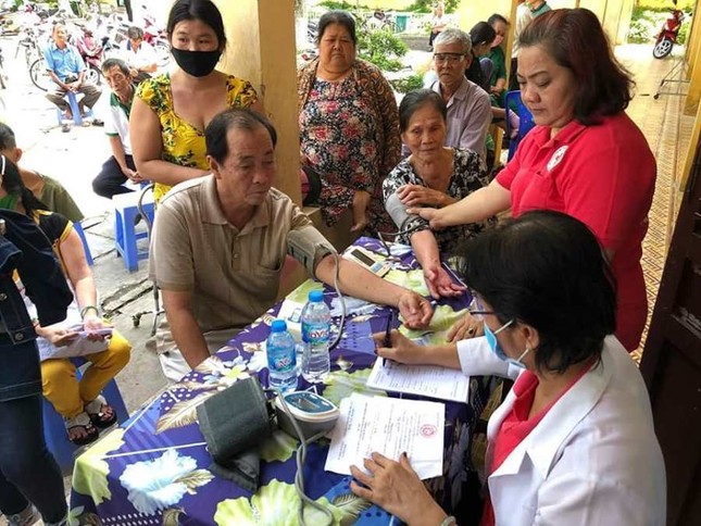 Các đơn vị tặng quà học sinh, khám bệnh người nghèo ảnh 2 Kham benh cho nguoi kho khan.jpg
