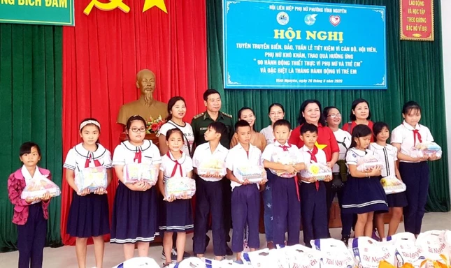 Tặng tập vở và viết cho học sinh vượt khó học giỏi.jpg