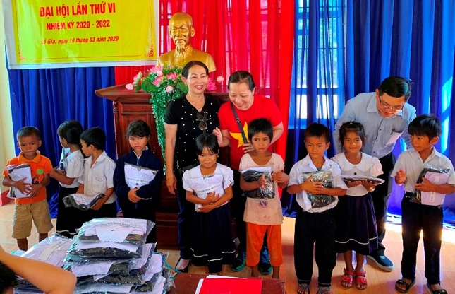 Tặng áo quần cho học sinh dân tộc thiểu số.jpg