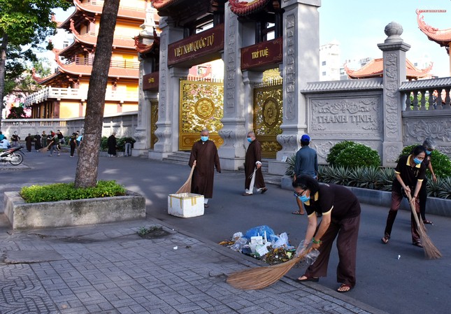 Ve sinh moi truong - Khoa tu tai VNQT (1).jpg