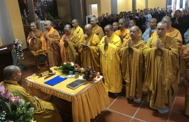 Chư Tăng tác bạch cầu pháp.JPG