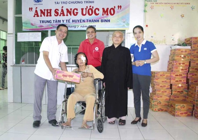 PCT UBND huyen TB tang qua cho benh  nhan vua phau thuat dat thuy tinh the (1).jpg
