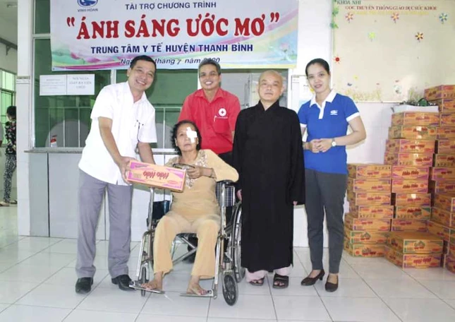 PCT UBND huyen TB tang qua cho benh  nhan vua phau thuat dat thuy tinh the (1).jpg