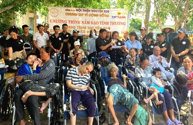 Trao quà cho người khuyết tật tại Ninh Hòa - Khánh Hòa.jpg