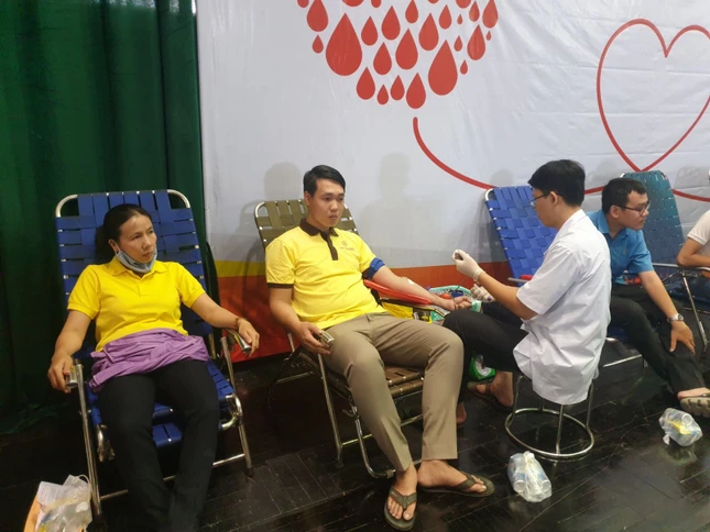 Người dân và CNLĐ tham gia hiến máu sáng ngày 11-7-2020.jpg