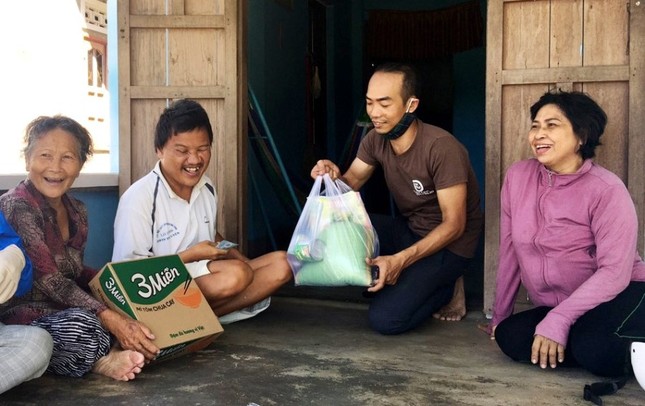 Nhiều hoạt động từ thiện tại các địa phương ảnh 4 Tặng quà đến người khuyết tật nghèo xã Diên Xuân - DK 19-7.jpg