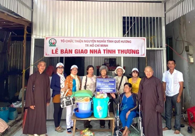 tang qua va nha cho nguoi  ngheo.jpg