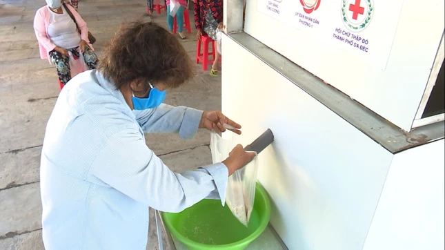 nguoi dan den nhan gao 1.jpg