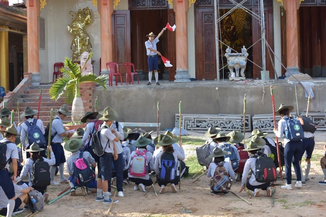 Tổ chức liên trại huấn luyện Huyền Trang - A Dục ảnh 4 vao tro choi lon.jpg