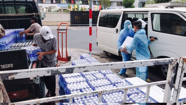 Sáng tình yêu thương trong đại dịch Covid-19 ảnh 1 1 NUOC LOC.jpg