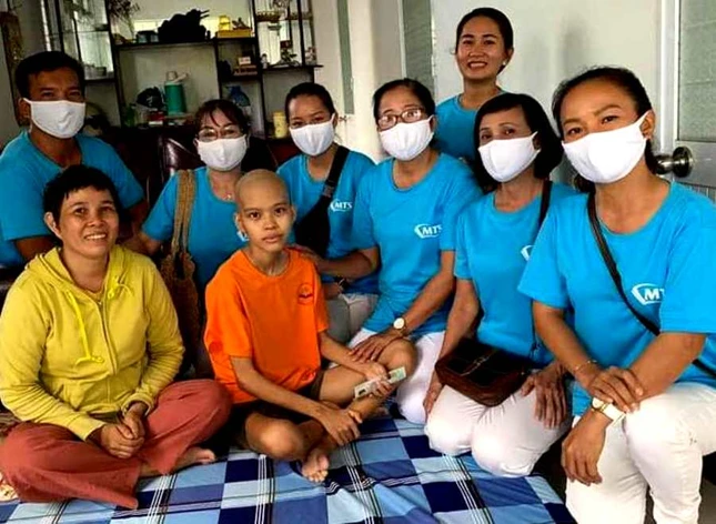 Trao tiền hỗ trợ cho cháu Khuyên bị ung thư xương - 1.jpg