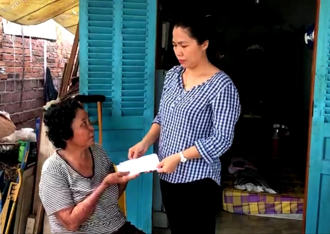 Trao tiền hỗ trợ cho chị Tuyến.jpg