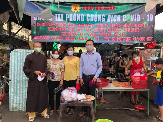 Khánh thành 2 cầu bê-tông, tặng dụng cụ y tế chống Covid-19 ảnh 2 Phat khau trang va tuyen truyen.jpg