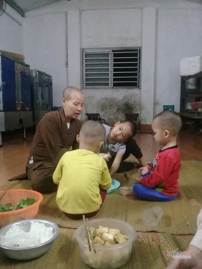 ni-su-gia-dien-tim-cach-dua-tre-bui-doi-ve-chua-cuu-mang-3_jpg.jpg