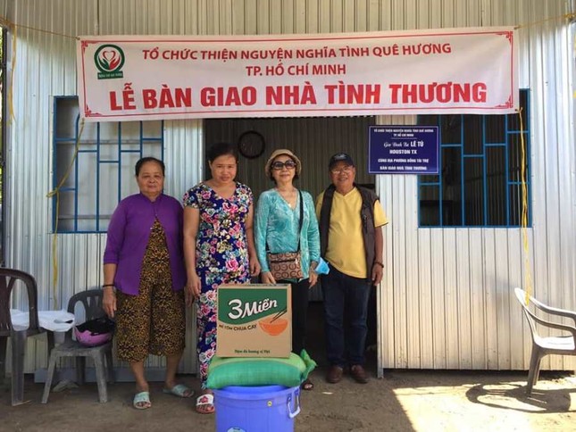 Tang qua va nha.jpg