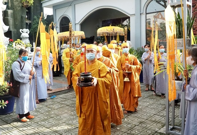 Phụng tống kim quan HT.Thích Minh Lợi trà-tỳ ảnh 8 H13.jpg