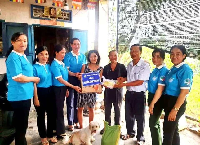 Trao hỗ trợ sửa nhà mái ấm tình thương.jpg