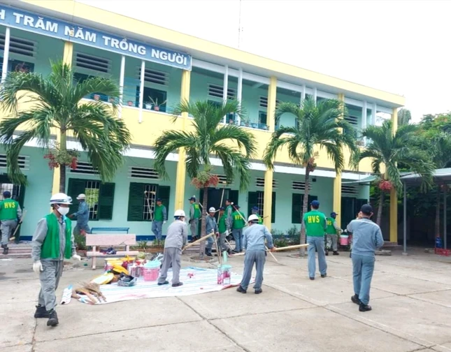 Nhà quản lý và công nhân sơn lại phòng học của trường TH Ninh Diêm.jpg