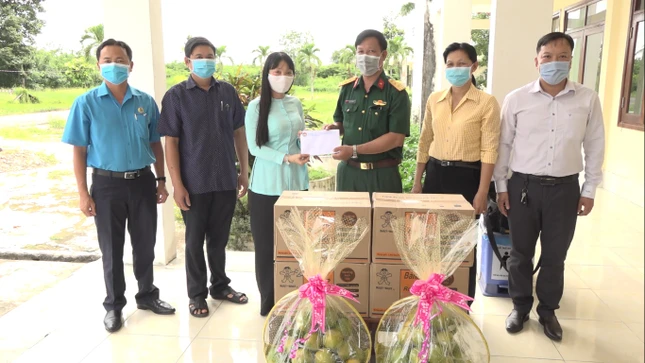 TANG QUA KHU CACH LY.jpg