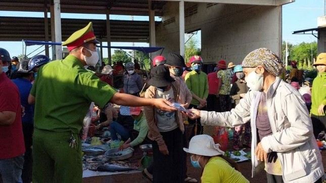 Phatkhautrang tai cho.jpg