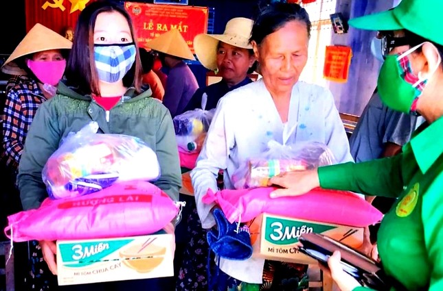 Tặng quà đến hộ nghèo thôn Tân Lâm (2).jpg