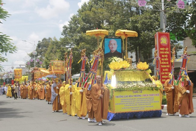 Phụng tống kim quan HT.Thích Thiện Huệ nhập tháp ảnh 11 dongthap 11.jpg