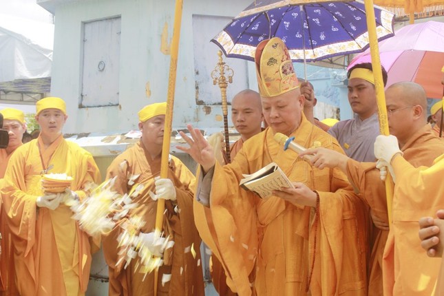 Phụng tống kim quan HT.Thích Thiện Huệ nhập tháp ảnh 12 dongthap 9.jpg