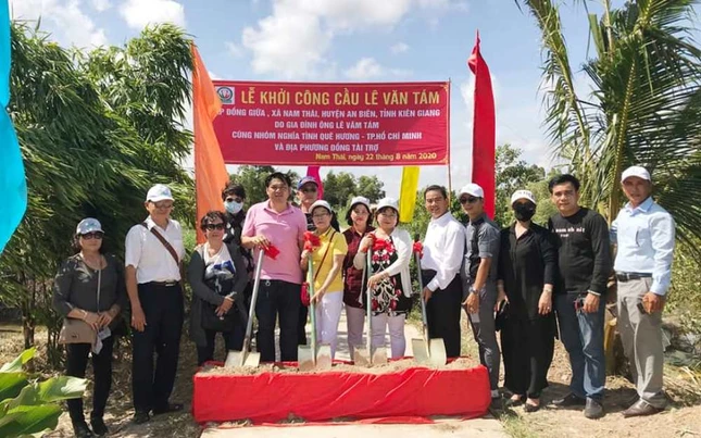 Le khoi cong cau.jpg