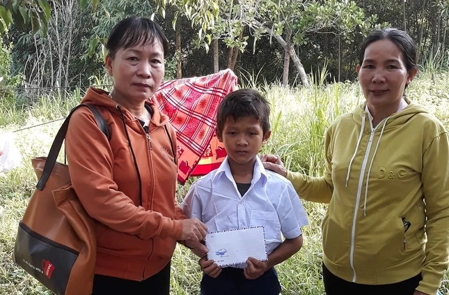 Trao tiền hỗ trợ học sinh nghèo xã Diên Đồng.jpg