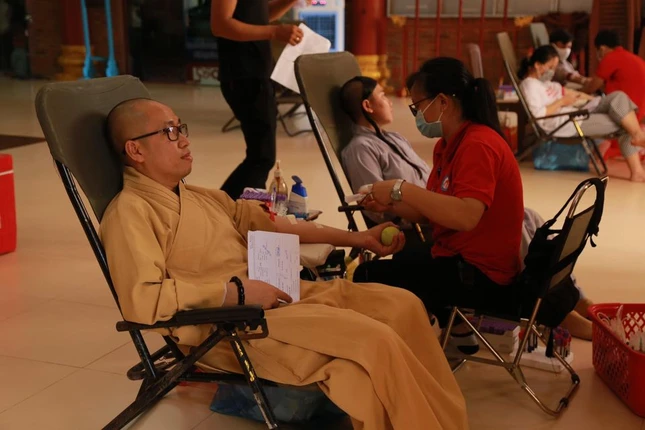 Tru tri chua Que Huong hien  mau.jpg