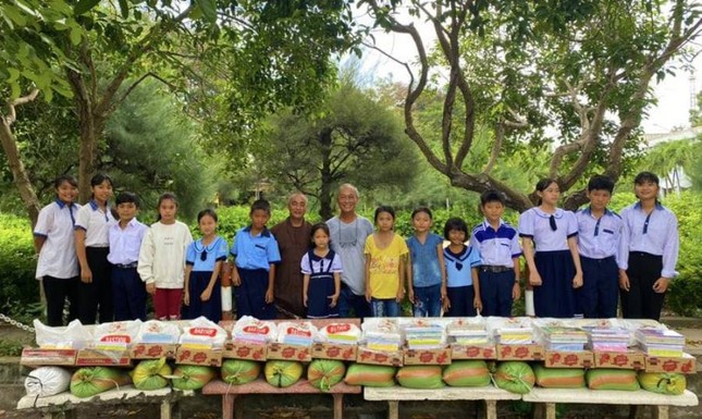 Tang qua cho HS dac biet kho  khan (1).jpg