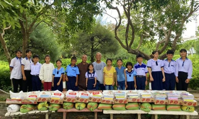 Tang qua cho HS dac biet kho  khan (1).jpg