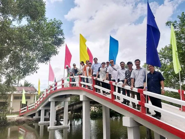 Dua vao su dung cau giao thong.jpg