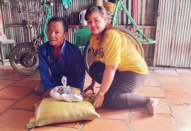 TẶNG GẠO CHO CÁC CỤ GIÀ.jpg