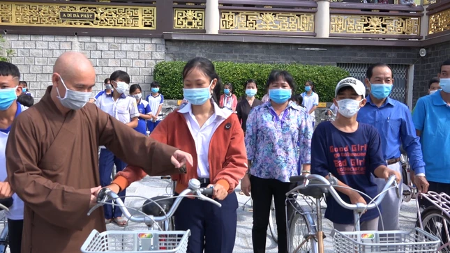 thượng tọa Thích Thiện Thành trụ trì chùa Kim Tiên trao xe đạp cho các em học sinh.bmp
